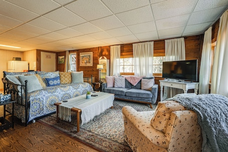 Apartamento (0 Bedroom) | Interior. Stay on Historic Estate! Quiet Limerick Escape