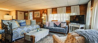 Stay on Historic Estate! 30 Mi to Kennebunkport