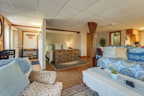 Interior - Stay on Historic Estate! Quiet Limerick Escape (Limerick)