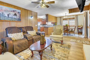 Interior - River, Trails & Wine! Group Retreat Near Mt Airy (Ararat)