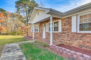 Interior - River, Trails & Wine! Group Retreat Near Mt Airy (Ararat)