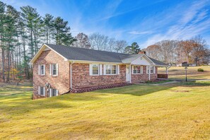 Interior - River, Trails & Wine! Group Retreat Near Mt Airy (Ararat)