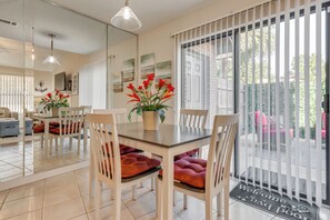 Apartment (2 Bedrooms) | Interior - Golf, Shop & Relax: Pensacola Condo 12 Mi to Beach (Pensacola)