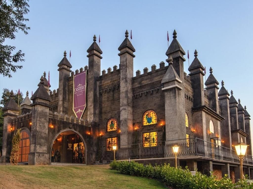 Um edifício semelhante a um castelo, com várias torres e janelas em arco.