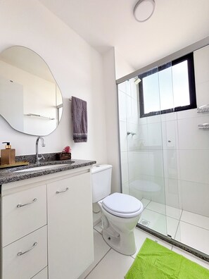 Shower, towels, soap, toilet paper - NEW CENTRAL APARTMENT WITH ELEVATOR, 10 MINUTES FROM VIRACOPOS AIRPORT (Campinas)