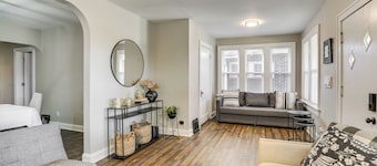 1 Mi to Delmar Loop! University City Bungalow