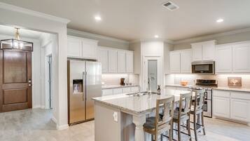 House (6 Bedrooms) | Interior