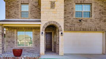 House (6 Bedrooms) | Interior