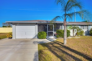 House (2 Bedrooms) | Interior - Golf, Shop & Relax: Englewood Retreat w/ Lanai! (Englewood)