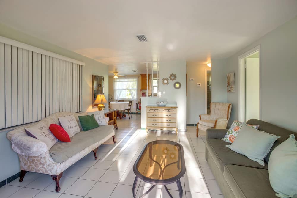 Golf, Shop & Relax: Englewood Retreat w/ Lanai! - Grove City, FL