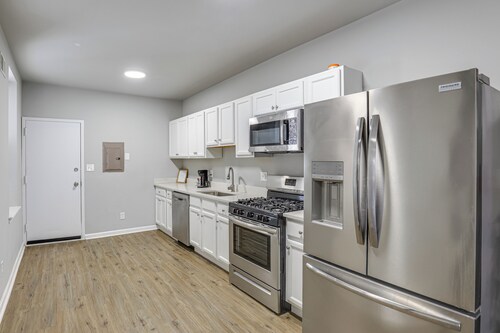 Pet-friendly 3BR Rowhouse: Walk to Patterson Park!