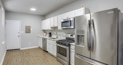 Pet-friendly 3BR Rowhouse: Walk to Patterson Park!