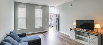 Pet-friendly 3BR Rowhouse: Walk to Patterson Park!