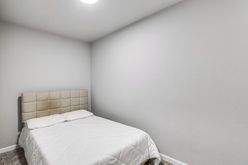 Pet-friendly 3BR Rowhouse: Walk to Patterson Park!