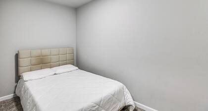 Pet-friendly 3BR Rowhouse: Walk to Patterson Park!