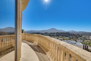 House (4 Bedrooms) | Interior - Grand 9,000-sq-ft Estate! Luxurious Socal Getaway (La Mesa)