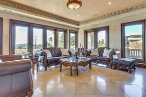 Interior - Grand 9,000-sq-ft Estate! Luxurious Socal Getaway (La Mesa)