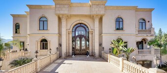 Grand 9,000-sq-ft Estate! Luxurious Socal Getaway