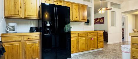 Mikrovågsugn, ugn, spishäll och diskmaskin