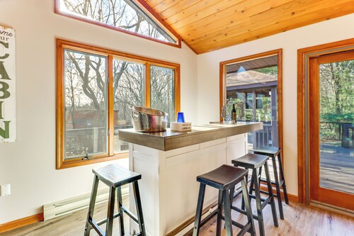 5 Mi to Jack Frost Skiing: Walkable Family Home