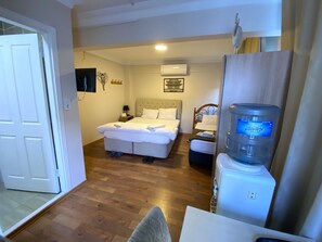 Habitación triple clásica, vista a la ciudad | Cortinas blackout, tabla de planchar con plancha y wifi gratis