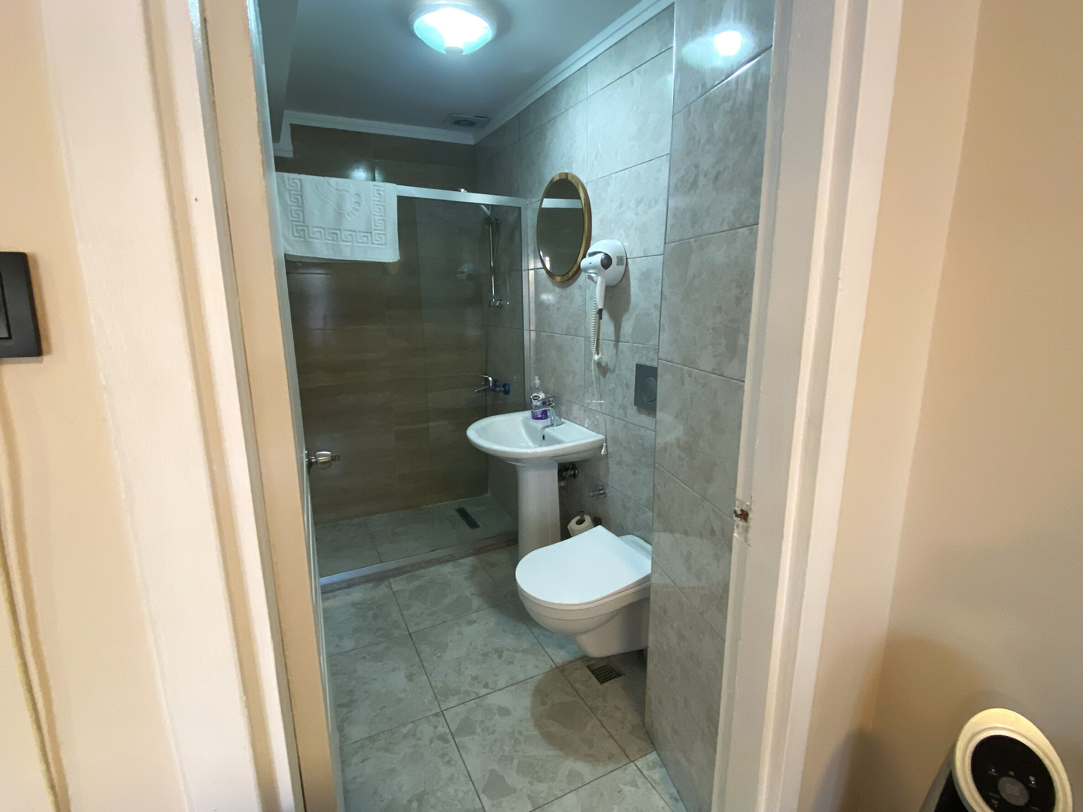 Chambre Triple Classique, non-fumeurs, vue ville | Salle de bain | Douche, sèche-cheveux, chaussons, serviettes fournies
