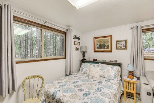 Cute Hoodsport Cottage Close to Lake Kokanee!