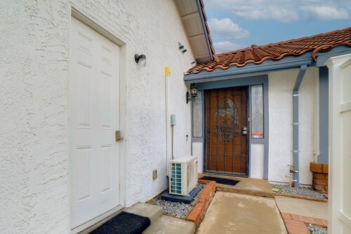 Nurse-ready Rental 10 Mi to Dtwn Riverside!