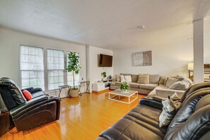 Interior - Home 1 Mi to UC Riverside: Families Welcome! (Riverside)
