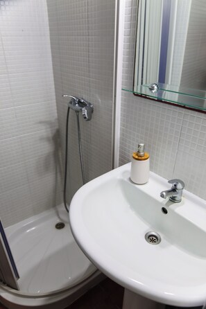 Shower, hair dryer, towels, toilet paper - Charming home in the city center (Ponta Delgada)