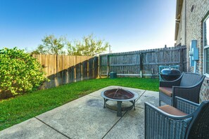 Apartment (4 Bedrooms) | Interior - Spacious & Family-friendly! Tamu Townhome w/ Yard (College Station)