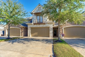 Apartment (4 Bedrooms) | Interior - Spacious & Family-friendly! Tamu Townhome w/ Yard (College Station)