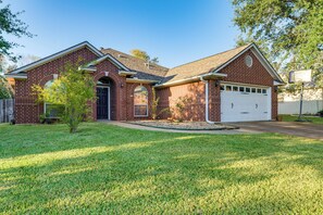 Front of property - Gateway to Aggieland! College Station Family Home (College Station)