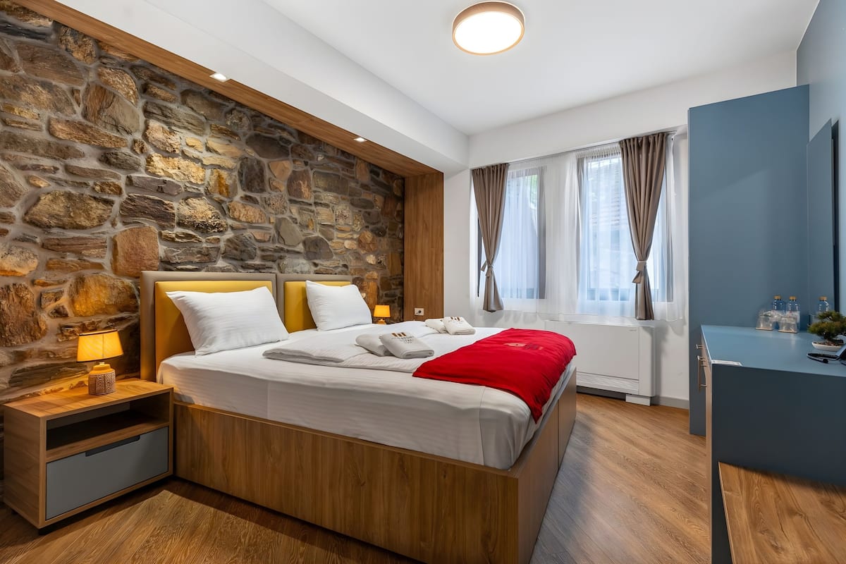 Business Room | In-room safe, free WiFi