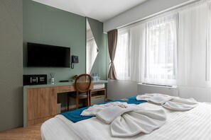 Standard Room | Minibar, in-room safe, soundproofing, free WiFi