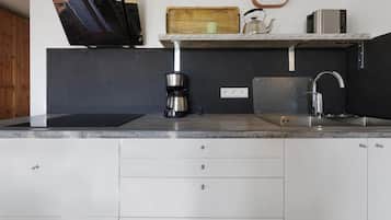 Kühlschrank, Mikrowelle, Herdplatte, Wasserkocher mit Kaffee-/Teezubehör