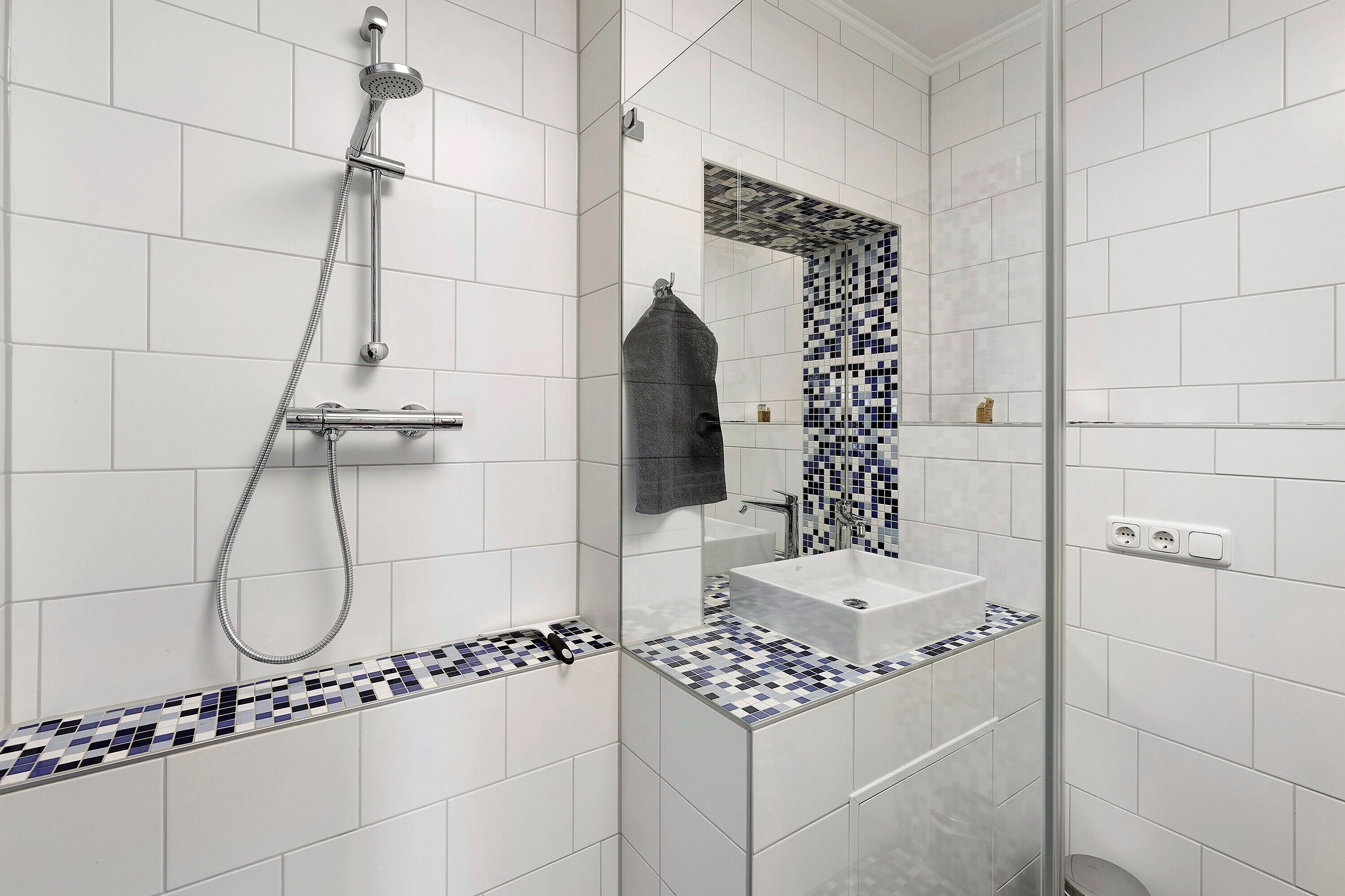 Shower, free toiletries, towels