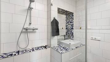 Shower, free toiletries, towels