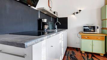 Kühlschrank, Mikrowelle, Herdplatte, Wasserkocher mit Kaffee-/Teezubehör