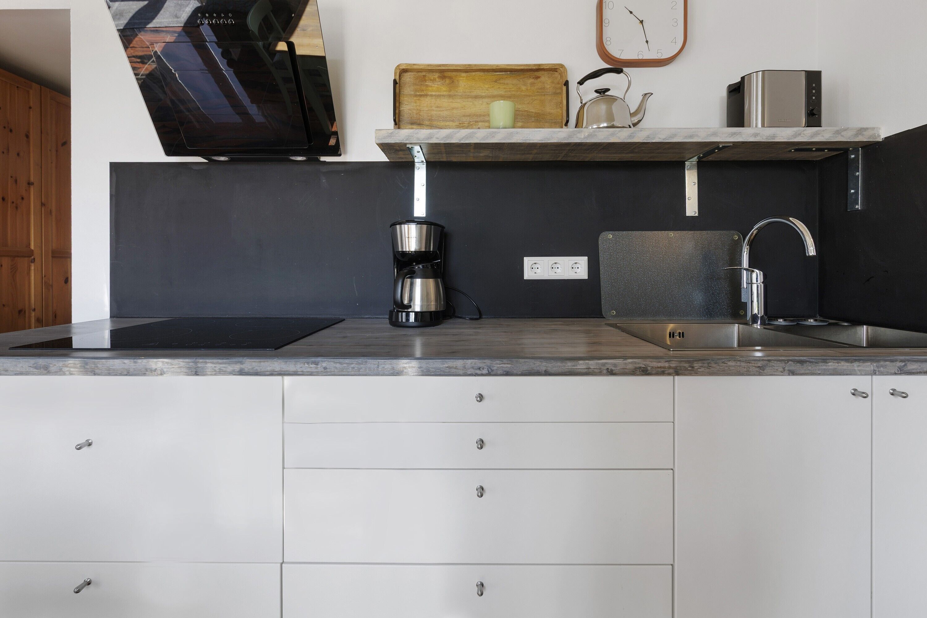 Frigorifero, microonde, piano cottura, macchina per tè/caffè