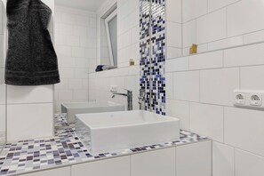 Shower, free toiletries, towels - Studio 'Between Forest and Lake' with Lake View and Private Garden (Meinerzhagen)