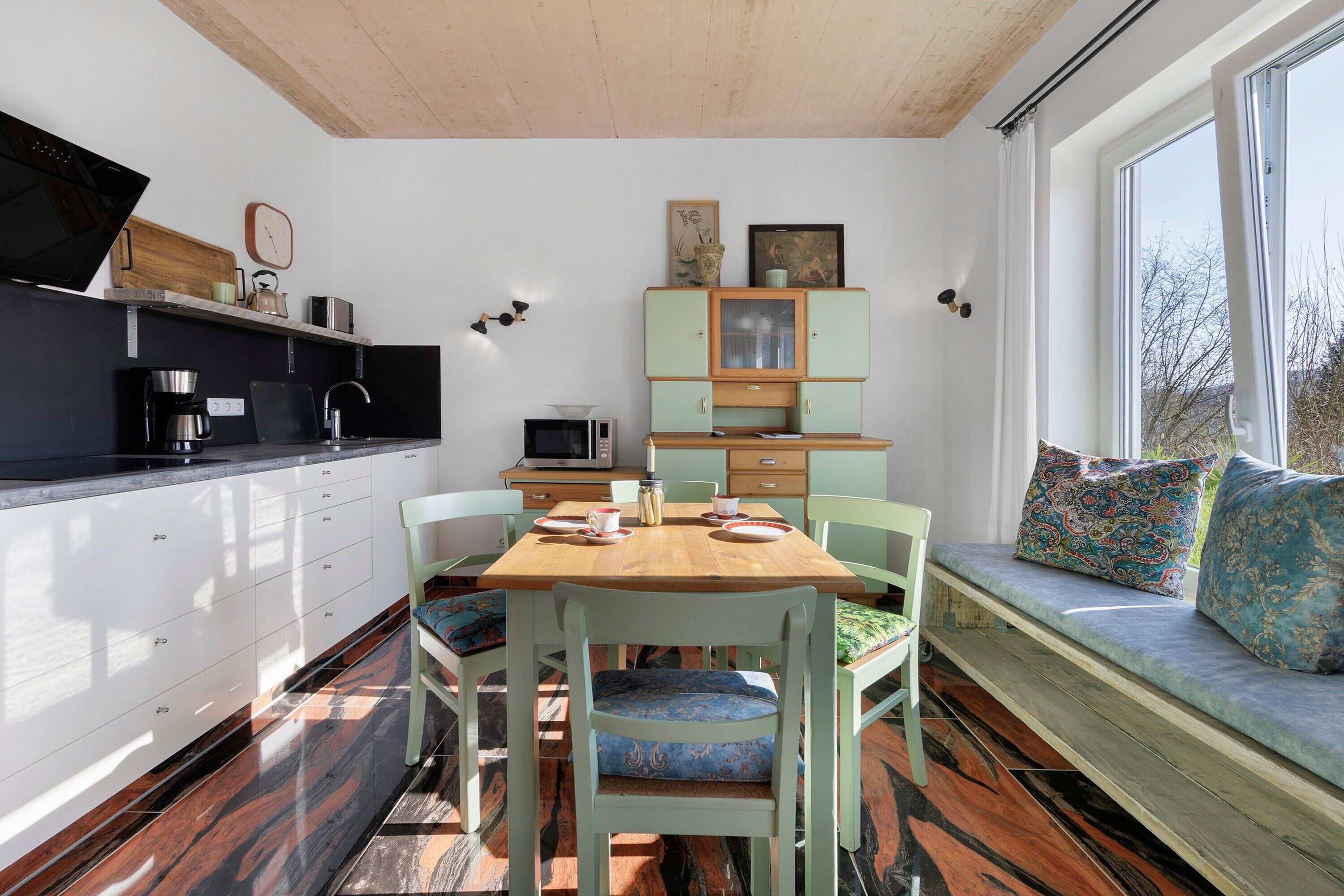 Kühlschrank, Mikrowelle, Herdplatte, Wasserkocher mit Kaffee-/Teezubehör