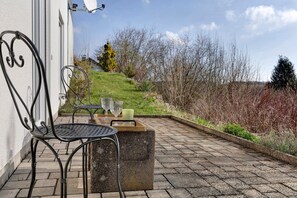 Outdoor dining - Studio 'Between Forest and Lake' with Lake View and Private Garden (Meinerzhagen)