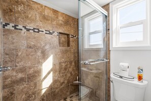 Dusche, Haartrockner, Handtücher