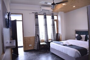 Habitación doble estándar | Escritorio, espacio para trabajar con laptop y wifi gratis 