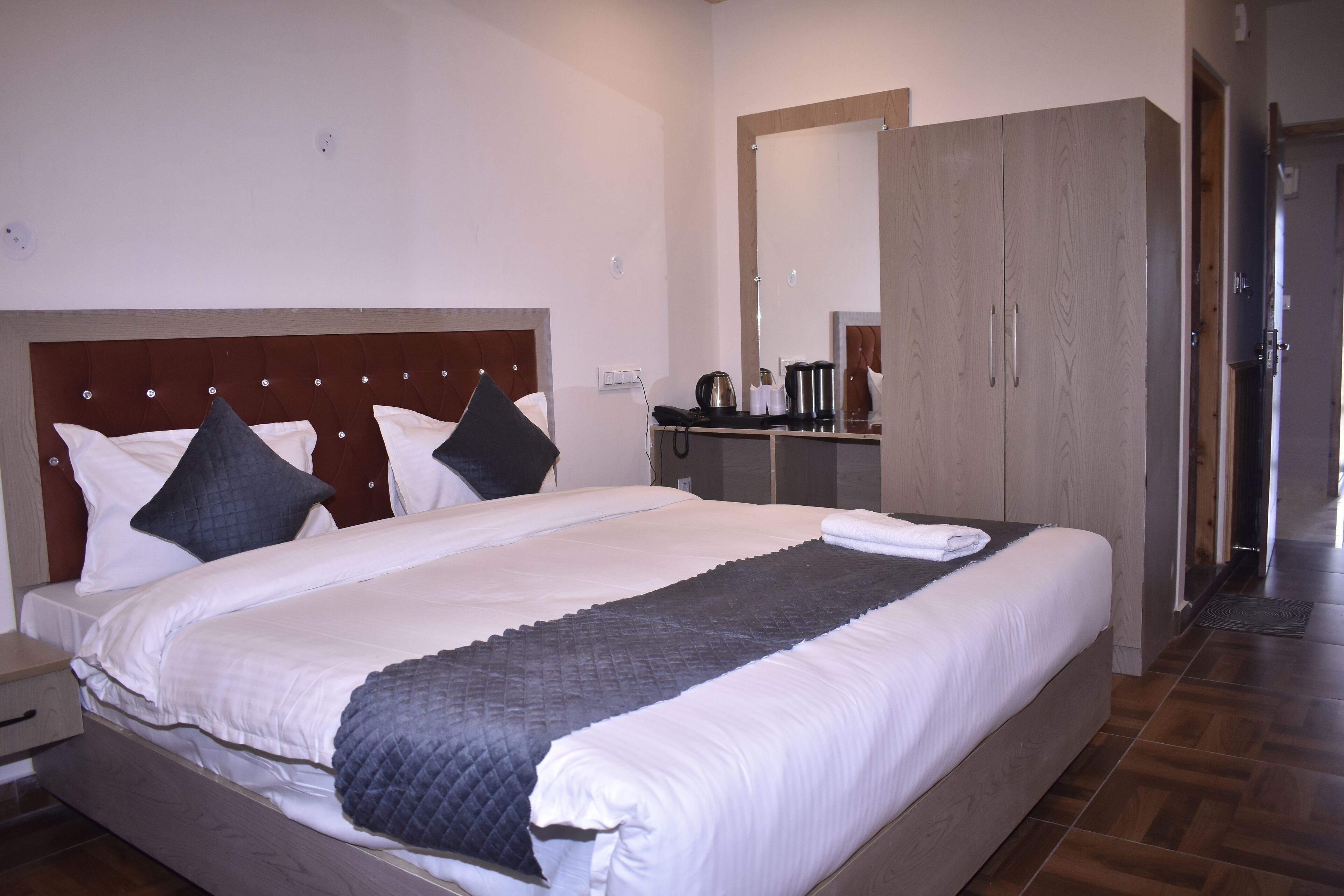 مكتب ومساحة عمل للكمبيوتر المحمول وواي فاي مجانًا