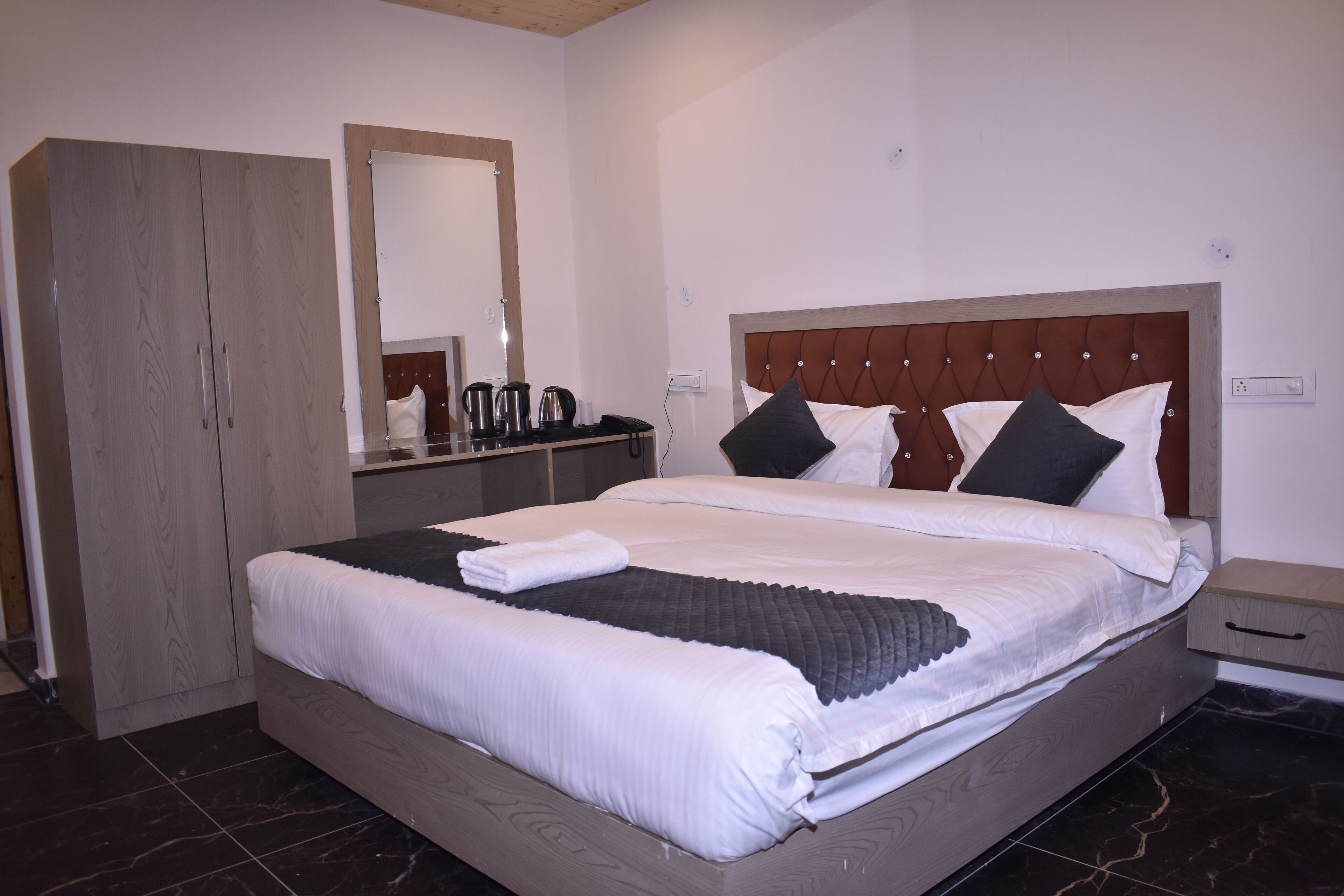 Escritorio, espacio para trabajar con laptop y wifi gratis 