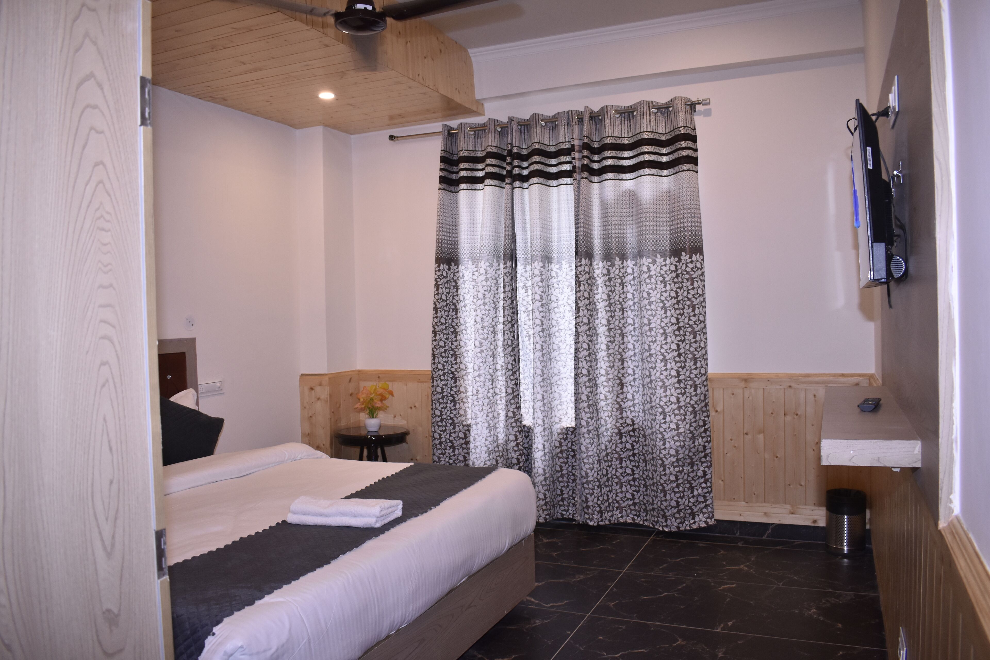 办公桌、笔记本电脑工作区、免费 WiFi