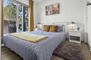 Deluxe-Apartment, 1 Schlafzimmer, Blick auf den Innenhof | Schreibtisch, laptopgeeigneter Arbeitsplatz, Bügeleisen/Bügelbrett