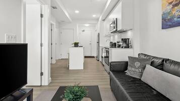 Deluxe Condo, 1 Bedroom, Courtyard View | Ruang tamu | 43 inci televisyen skrin rata dengan kabel, Netflix, Hulu